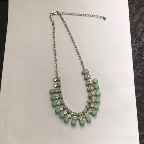 Jewelry - NECKLACE OF GREEN STONES & RHINESTONES